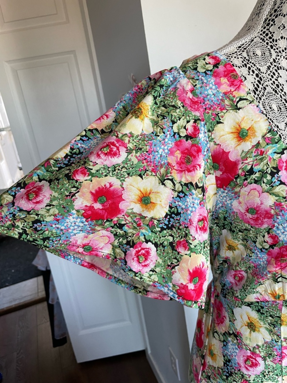 NWT Vero Moda Summer Floral Midi Dress With Slit and Flutter Sleeves. Medium. - Picture 7 of 11